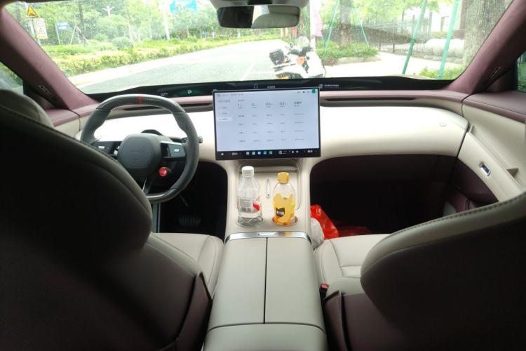 Used Xiaomi Auto YU7 2025 Ultra-Long Range High-Performance All-Wheel-Drive Max Edition Center Console