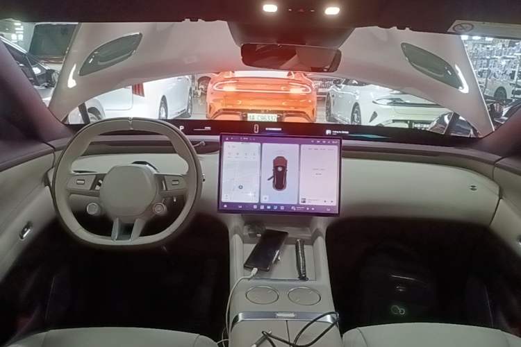 Used Xiaomi Auto YU7 2025 Ultra-Long Range High-Performance All-Wheel-Drive Max Edition Center Console