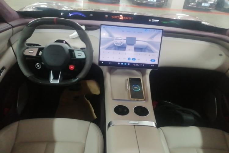 Used Xiaomi Auto YU7 2025 Ultra-Long Range High-Performance All-Wheel-Drive Max Edition Center Console