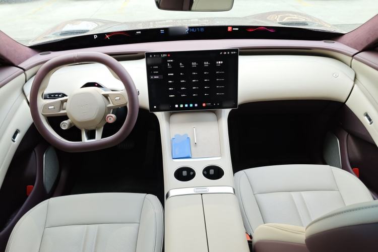 Used Xiaomi Auto YU7 2025 Ultra-Long Range High-Performance All-Wheel-Drive Max Edition Center Console