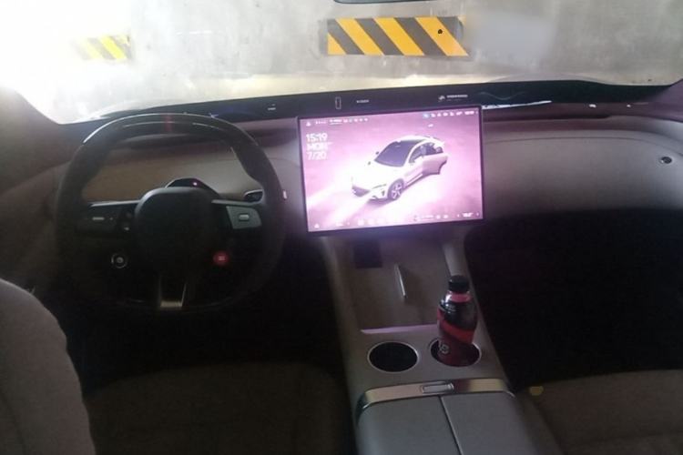 Used Xiaomi Auto YU7 2025 Ultra-Long Range High-Performance All-Wheel-Drive Max Edition Center Console