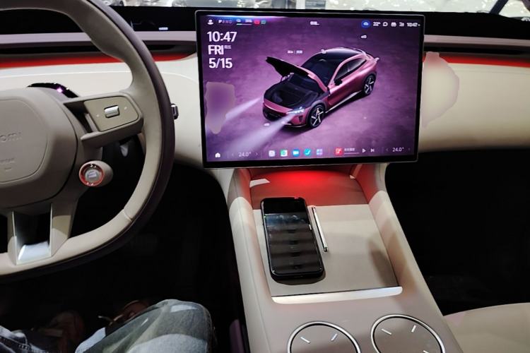 Used Xiaomi Auto YU7 2025 Ultra-Long Range High-Performance All-Wheel-Drive Max Edition Center Console