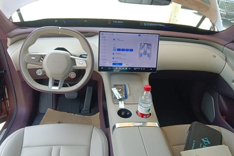 Used Xiaomi Auto YU7 2025 Ultra-Long Range High-Performance All-Wheel-Drive Max Edition Center Console