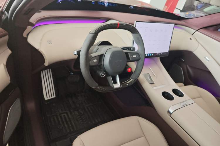 Used Xiaomi Auto YU7 2025 Ultra-Long Range High-Performance All-Wheel-Drive Max Edition Center Console
