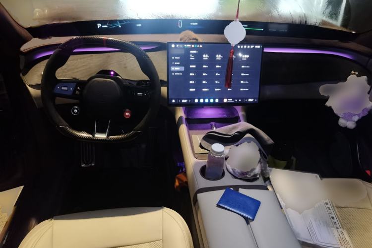 Used Xiaomi Auto YU7 2025 Ultra-Long Range High-Performance All-Wheel-Drive Max Edition Center Console
