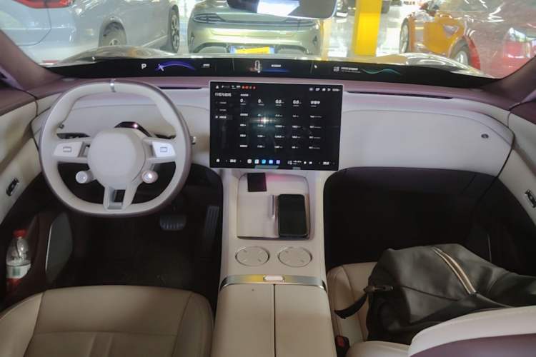 Used Xiaomi Auto YU7 2025 Ultra-Long Range High-Performance All-Wheel-Drive Max Edition Center Console