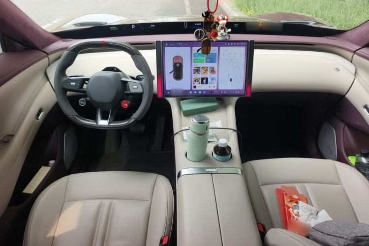 Used Xiaomi Auto YU7 2025 Ultra-Long Range High-Performance All-Wheel-Drive Max Edition Center Console