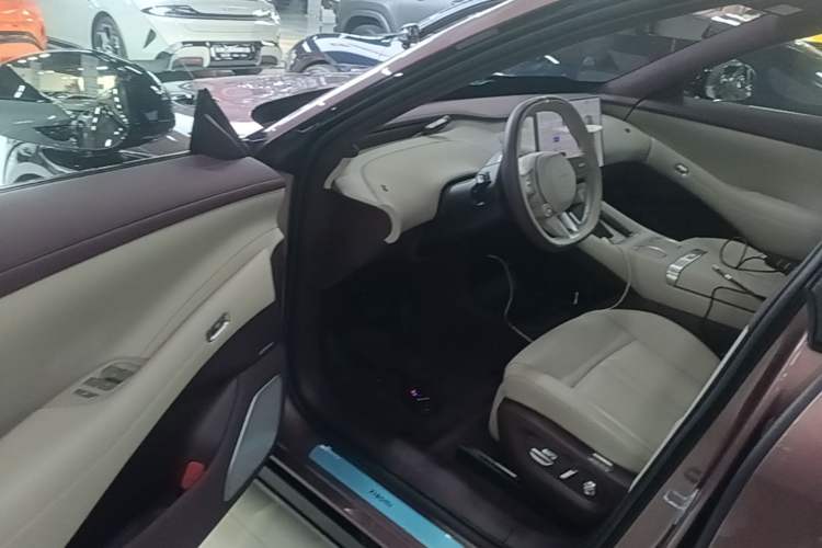 Used Xiaomi Auto YU7 2025 Ultra-Long Range High-Performance All-Wheel-Drive Max Edition Driver Seat