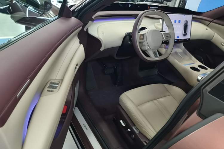 Used Xiaomi Auto YU7 2025 Ultra-Long Range High-Performance All-Wheel-Drive Max Edition Driver Seat