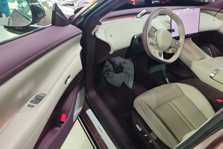 Used Xiaomi Auto YU7 2025 Ultra-Long Range High-Performance All-Wheel-Drive Max Edition Driver Seat