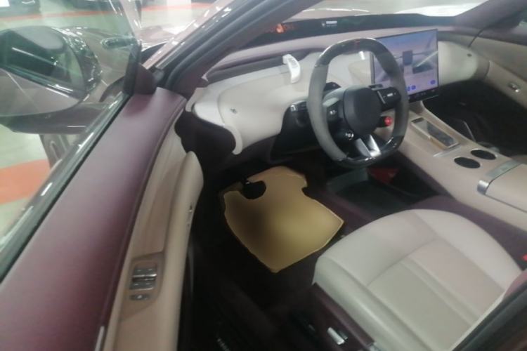 Used Xiaomi Auto YU7 2025 Ultra-Long Range High-Performance All-Wheel-Drive Max Edition Driver Seat
