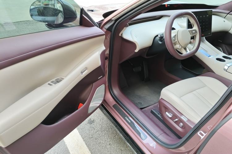 Used Xiaomi Auto YU7 2025 Ultra-Long Range High-Performance All-Wheel-Drive Max Edition Driver Seat