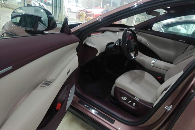 Used Xiaomi Auto YU7 2025 Ultra-Long Range High-Performance All-Wheel-Drive Max Edition Driver Seat