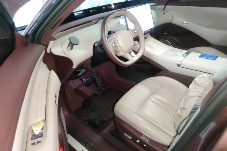Used Xiaomi Auto YU7 2025 Ultra-Long Range High-Performance All-Wheel-Drive Max Edition Driver Seat