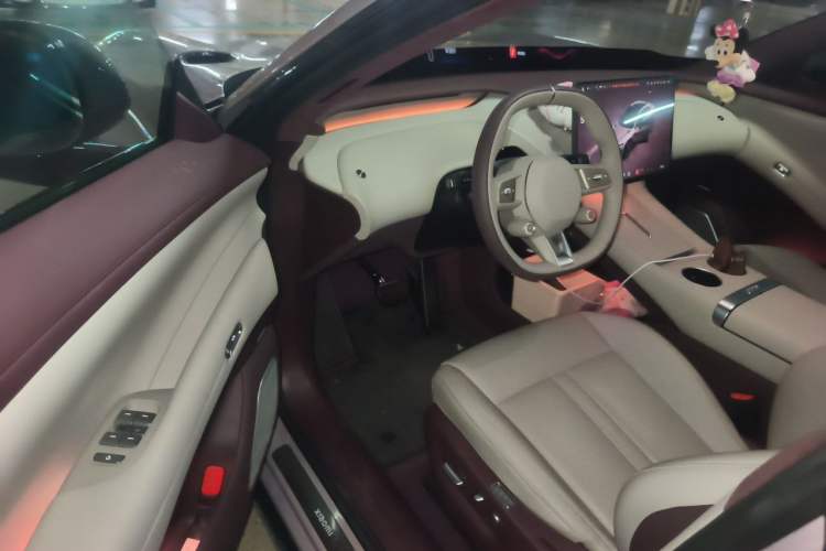 Used Xiaomi Auto YU7 2025 Ultra-Long Range High-Performance All-Wheel-Drive Max Edition Driver Seat