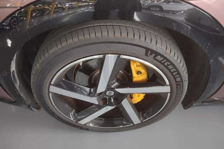 Used Xiaomi Auto YU7 2025 Ultra-Long Range High-Performance All-Wheel-Drive Max Edition Exterior 4
