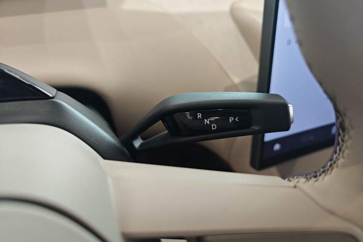 Used Xiaomi Auto YU7 2025 Ultra-Long Range High-Performance All-Wheel-Drive Max Edition Gear Lever