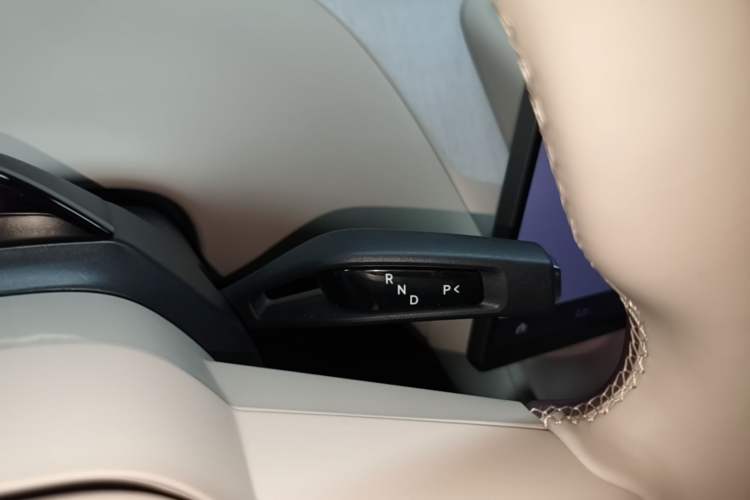 Used Xiaomi Auto YU7 2025 Ultra-Long Range High-Performance All-Wheel-Drive Max Edition Gear Lever