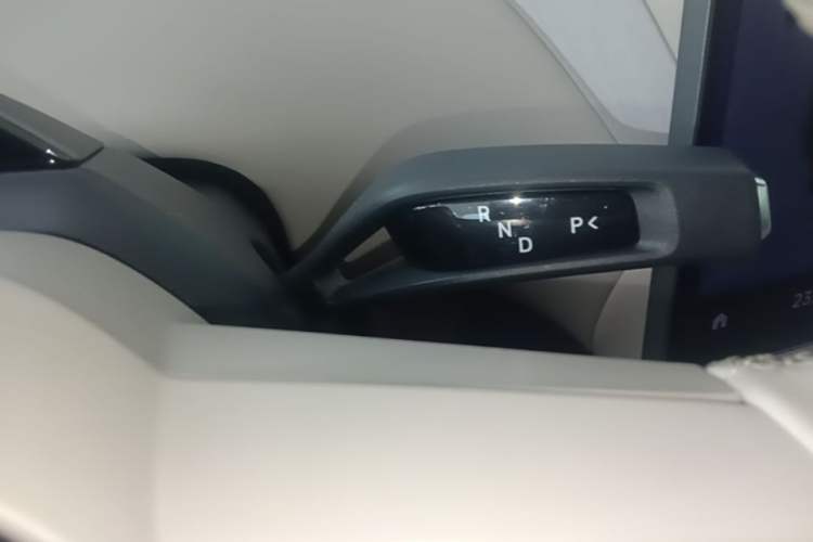 Used Xiaomi Auto YU7 2025 Ultra-Long Range High-Performance All-Wheel-Drive Max Edition Gear Lever