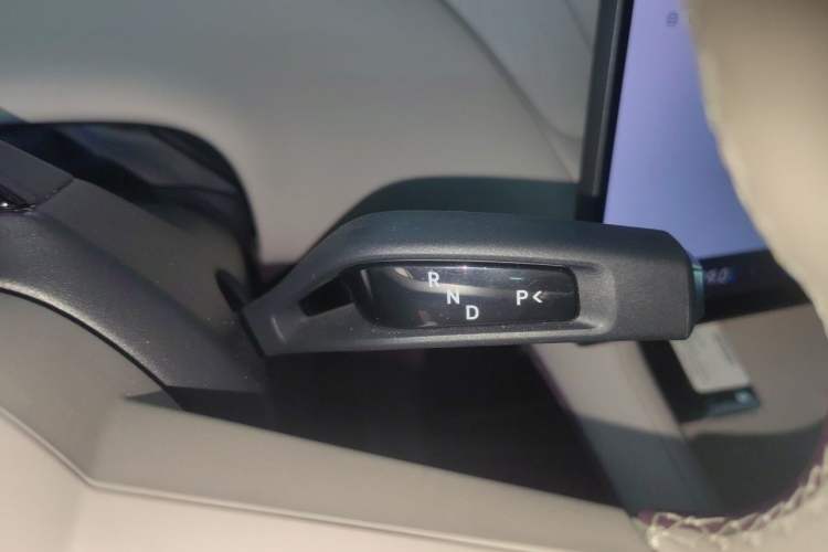 Used Xiaomi Auto YU7 2025 Ultra-Long Range High-Performance All-Wheel-Drive Max Edition Gear Lever