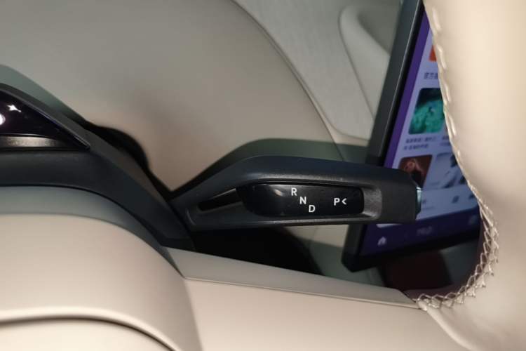 Used Xiaomi Auto YU7 2025 Ultra-Long Range High-Performance All-Wheel-Drive Max Edition Gear Lever
