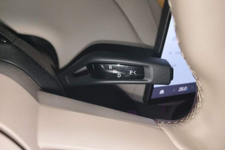 Used Xiaomi Auto YU7 2025 Ultra-Long Range High-Performance All-Wheel-Drive Max Edition Gear Lever