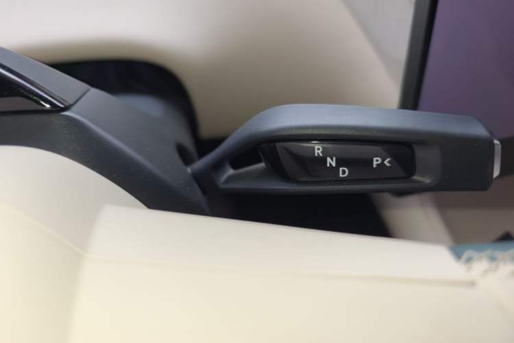 Used Xiaomi Auto YU7 2025 Ultra-Long Range High-Performance All-Wheel-Drive Max Edition Gear Lever