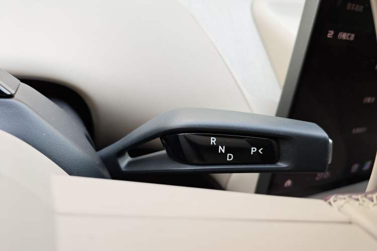 Used Xiaomi Auto YU7 2025 Ultra-Long Range High-Performance All-Wheel-Drive Max Edition Gear Lever