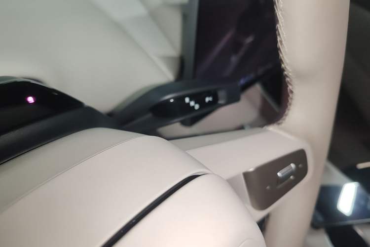 Used Xiaomi Auto YU7 2025 Ultra-Long Range High-Performance All-Wheel-Drive Max Edition Gear Lever