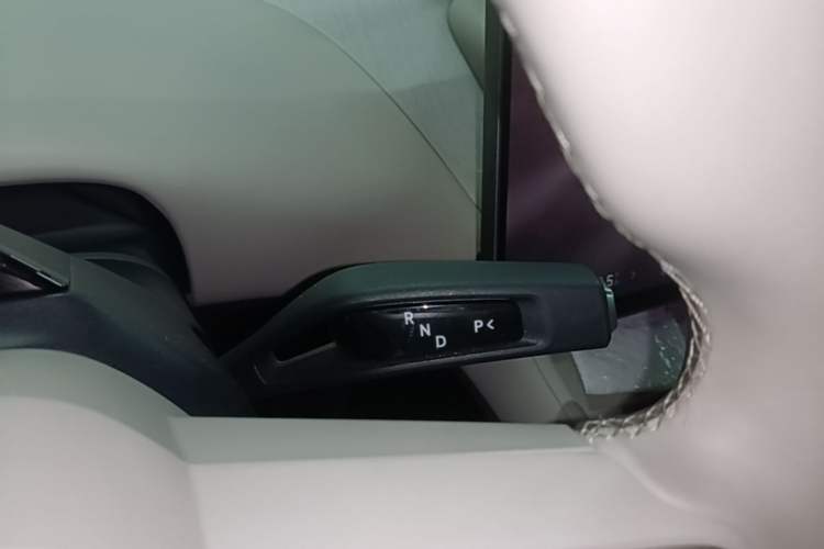 Used Xiaomi Auto YU7 2025 Ultra-Long Range High-Performance All-Wheel-Drive Max Edition Gear Lever