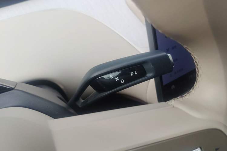 Used Xiaomi Auto YU7 2025 Ultra-Long Range High-Performance All-Wheel-Drive Max Edition Gear Lever