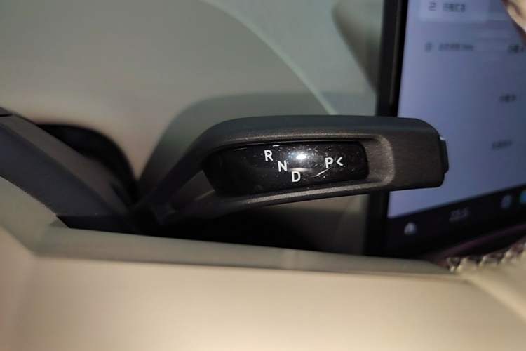 Used Xiaomi Auto YU7 2025 Ultra-Long Range High-Performance All-Wheel-Drive Max Edition Gear Lever