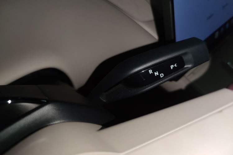 Used Xiaomi Auto YU7 2025 Ultra-Long Range High-Performance All-Wheel-Drive Max Edition Gear Lever