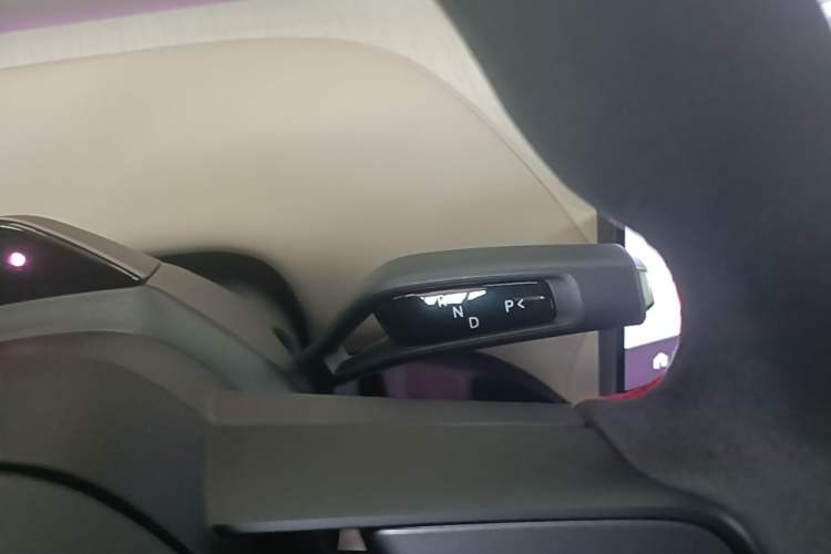 Used Xiaomi Auto YU7 2025 Ultra-Long Range High-Performance All-Wheel-Drive Max Edition Gear Lever