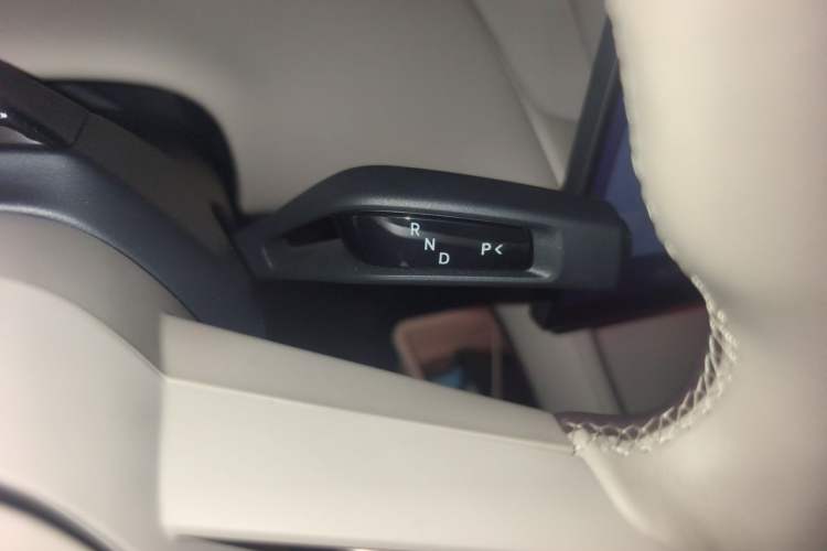 Used Xiaomi Auto YU7 2025 Ultra-Long Range High-Performance All-Wheel-Drive Max Edition Gear Lever