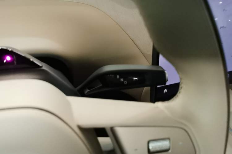 Used Xiaomi Auto YU7 2025 Ultra-Long Range High-Performance All-Wheel-Drive Max Edition Gear Lever