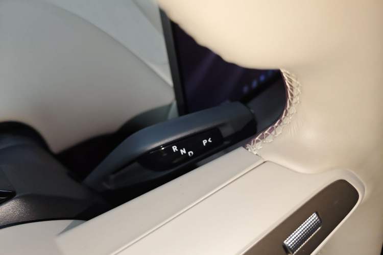 Used Xiaomi Auto YU7 2025 Ultra-Long Range High-Performance All-Wheel-Drive Max Edition Gear Lever