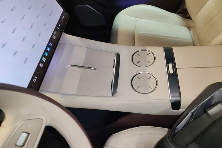 Used Xiaomi Auto YU7 2025 Ultra-Long Range High-Performance All-Wheel-Drive Max Edition Interior 1