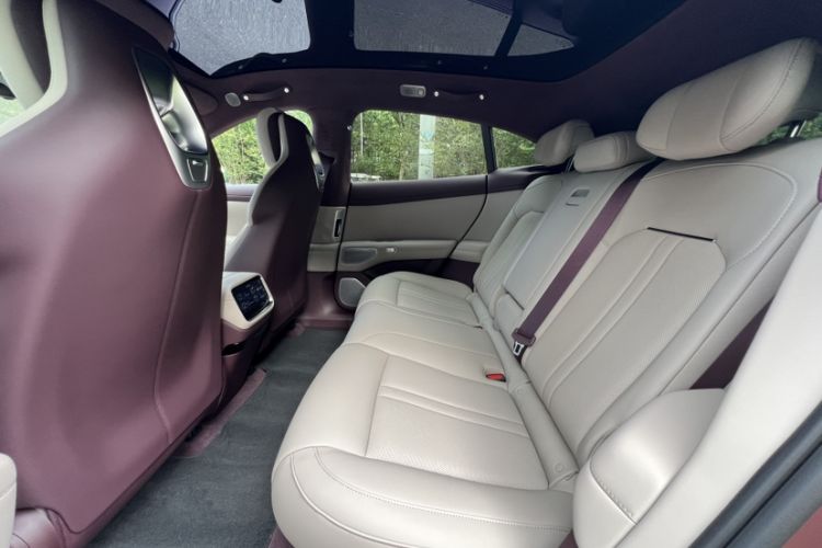 Used Xiaomi Auto YU7 2025 Ultra-Long Range High-Performance All-Wheel-Drive Max Edition Interior 3