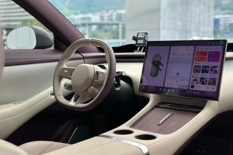 Used Xiaomi Auto YU7 2025 Ultra-Long Range Rear-Wheel Drive Version Interior 3