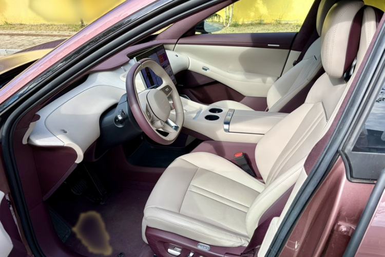 Used Xiaomi Auto YU7 2025 Ultra-Long Range High-Performance All-Wheel-Drive Max Edition Interior 4