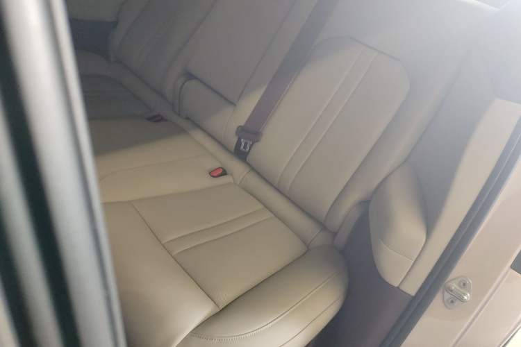 Used Xiaomi Auto YU7 2025 Ultra-Long Range High-Performance All-Wheel-Drive Max Edition Interior 4