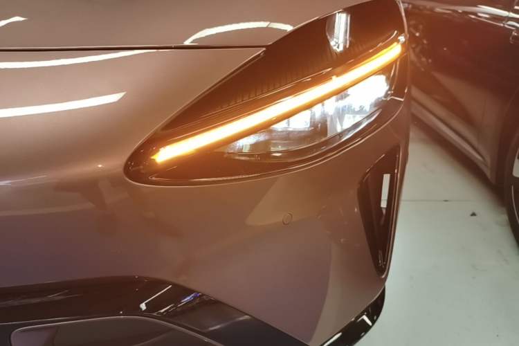 Used Xiaomi Auto YU7 2025 Ultra-Long Range High-Performance All-Wheel-Drive Max Edition Left Front Headlight