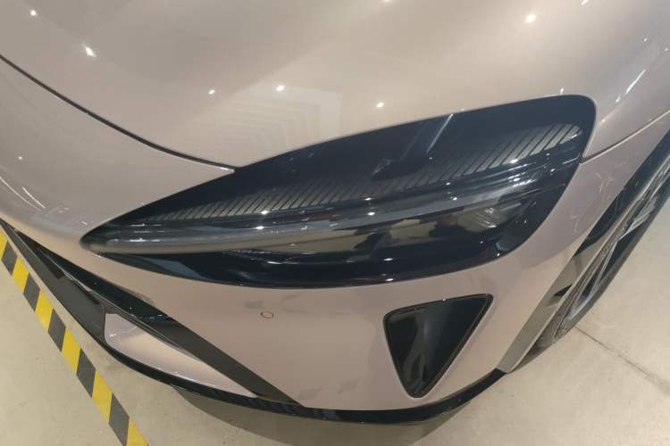 Used Xiaomi Auto YU7 2025 Ultra-Long Range High-Performance All-Wheel-Drive Max Edition Left Front Headlight