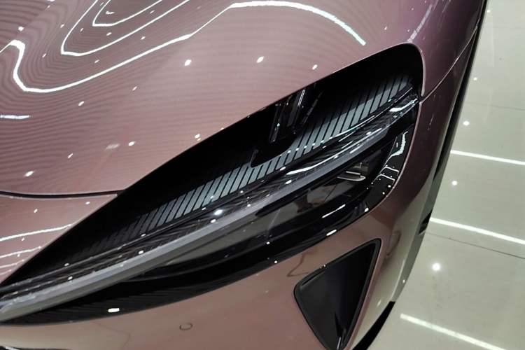 Used Xiaomi Auto YU7 2025 Ultra-Long Range High-Performance All-Wheel-Drive Max Edition Left Front Headlight