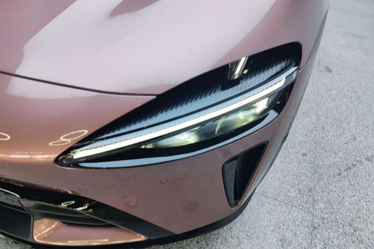 Used Xiaomi Auto YU7 2025 Ultra-Long Range High-Performance All-Wheel-Drive Max Edition Left Front Headlight