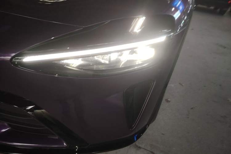 Used Xiaomi Auto YU7 2025 Ultra-Long Range Rear-Wheel Drive Version Left Front Headlight