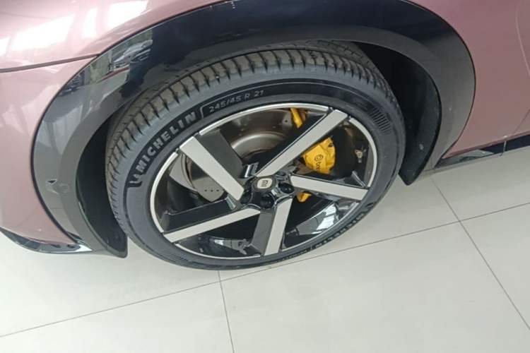 Used Xiaomi Auto YU7 2025 Ultra-Long Range High-Performance All-Wheel-Drive Max Edition Left Front Wheel Hub