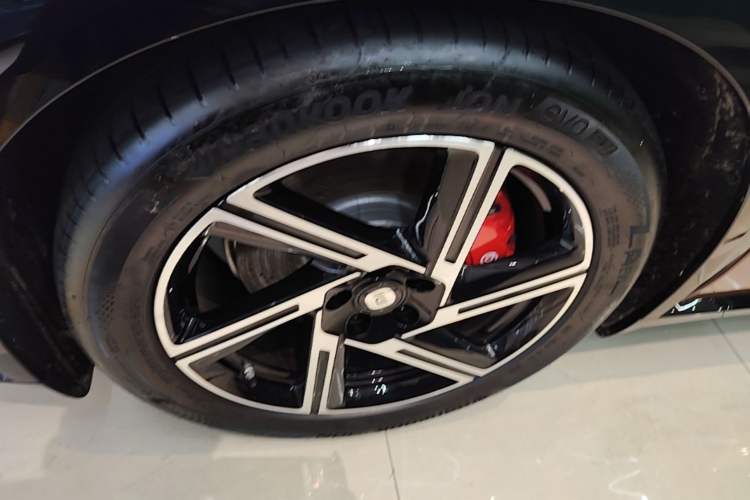 Used Xiaomi Auto YU7 2025 Ultra-Long Range High-Performance All-Wheel-Drive Max Edition Left Front Wheel Hub