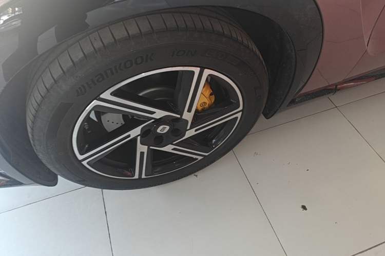Used Xiaomi Auto YU7 2025 Ultra-Long Range High-Performance All-Wheel-Drive Max Edition Left Front Wheel Hub